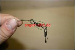 Schlaufe durch Wirbel ziehen